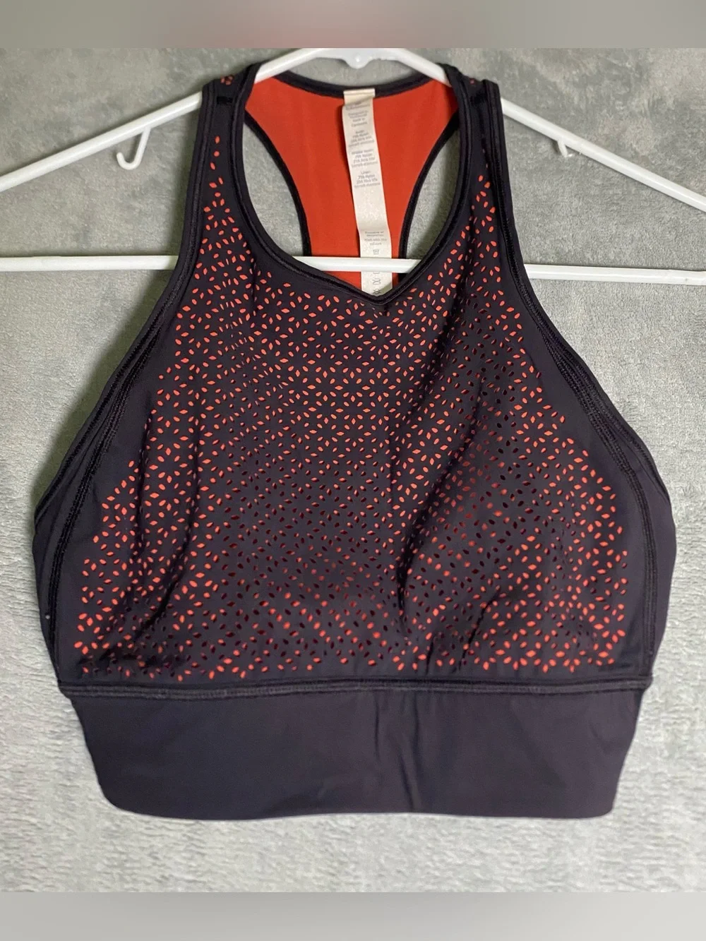 Lululemon High-Neck Black & Red Laser-Cut Sports Bra size 6 outdoor Sporty